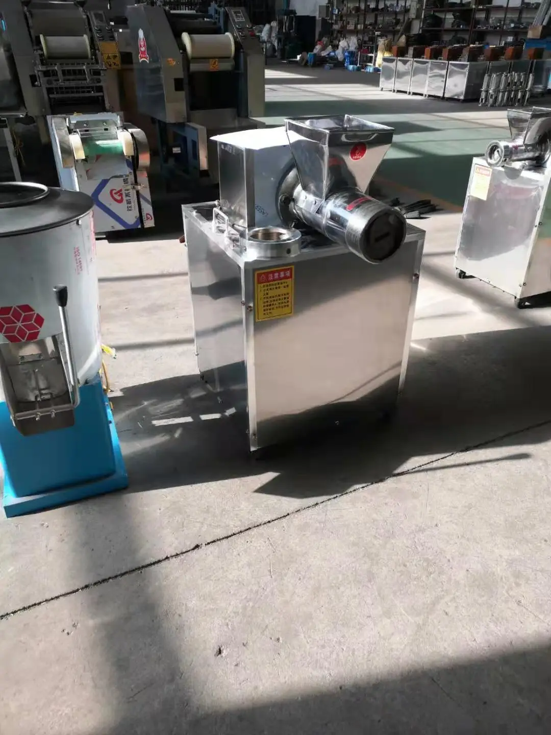 3つの型を備えた大きなパスタ麺機、100キログラム/時間