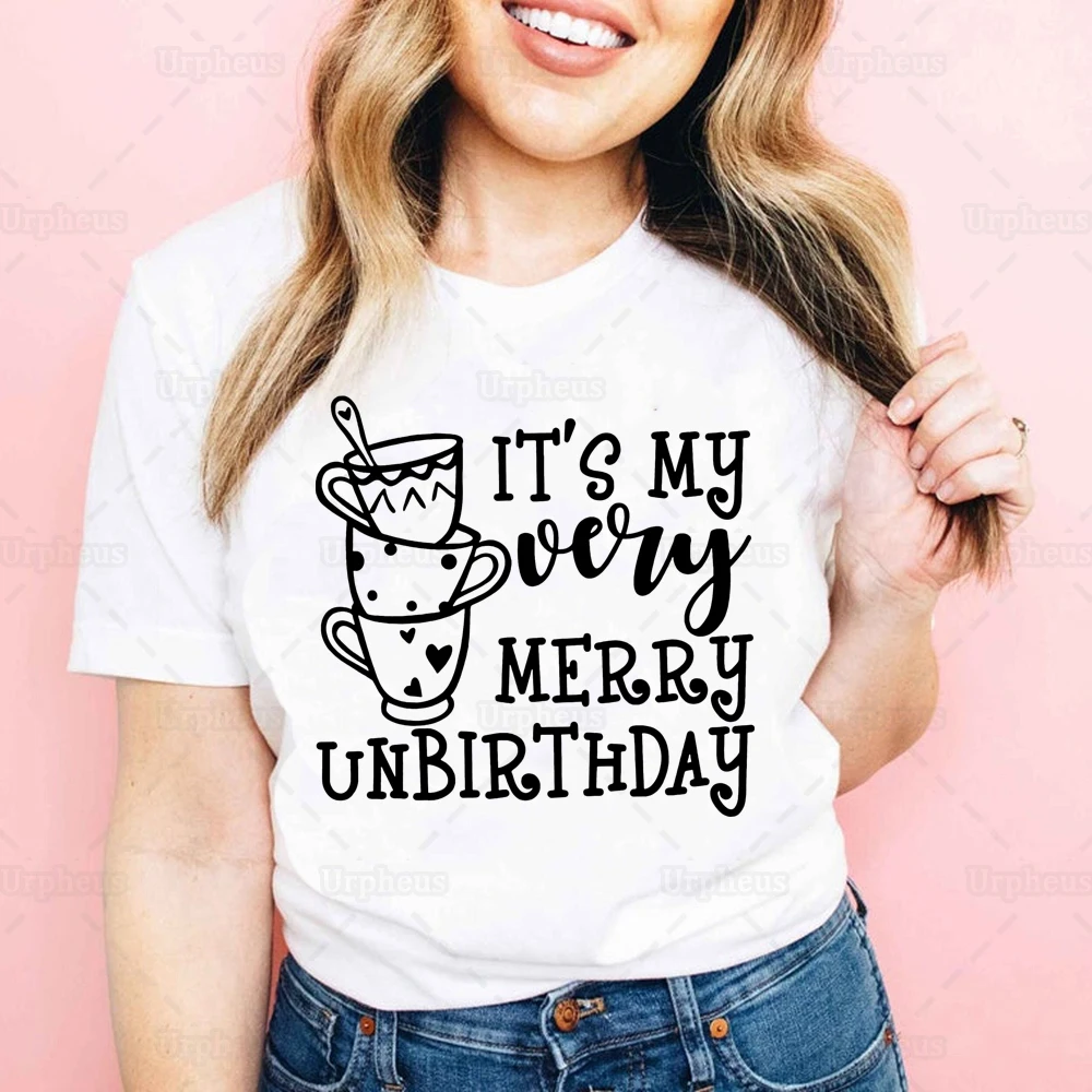 

Футболка с надписью «It's My Very Merry Unbirthday»