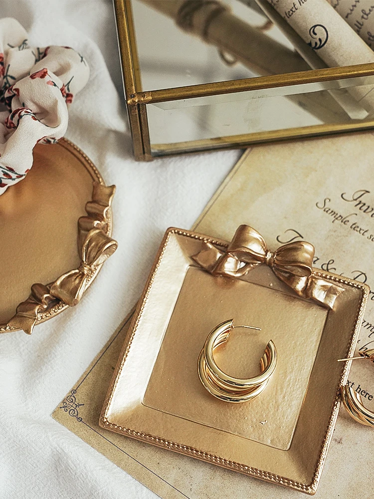 

Golden Vintage Plate Dish with Bow-knot INS Photography Still Life Shoot Photo Studio Props for Jewelry Earrings Ring Fotografia