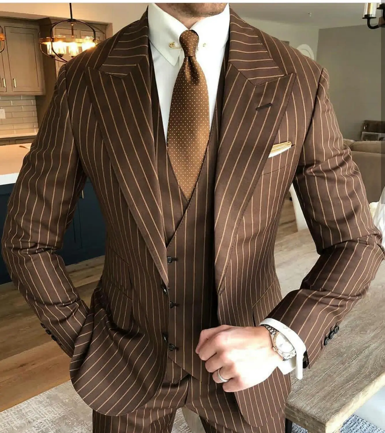 Brown Pinstripe Wedding Tuxedos Two Buttom Peaked Lapel Groom Wear Formal Business Party Prom Best Men Blazer Suit 3 pieces