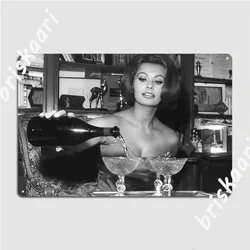 Sofia Loren versando Champagne in bianco e nero Vintage Wall Art Metal Sign Club Home targhe divertenti Club Bar targa in metallo Poster