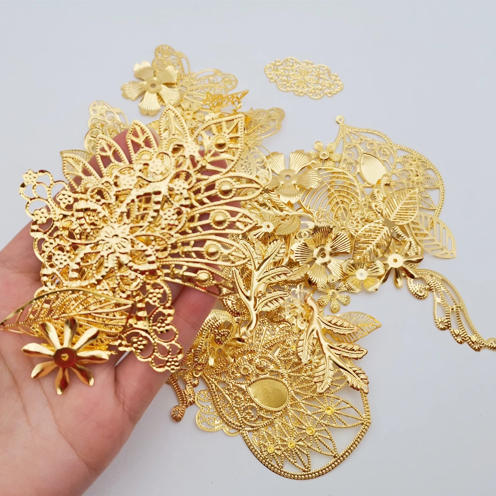 Złote, filigranowe kwiatki, metalowe ozdoby, zawieszki, łączniki, elementy dekoracyjne do rękodzieła DIY, scrapbookingu i biżuterii.