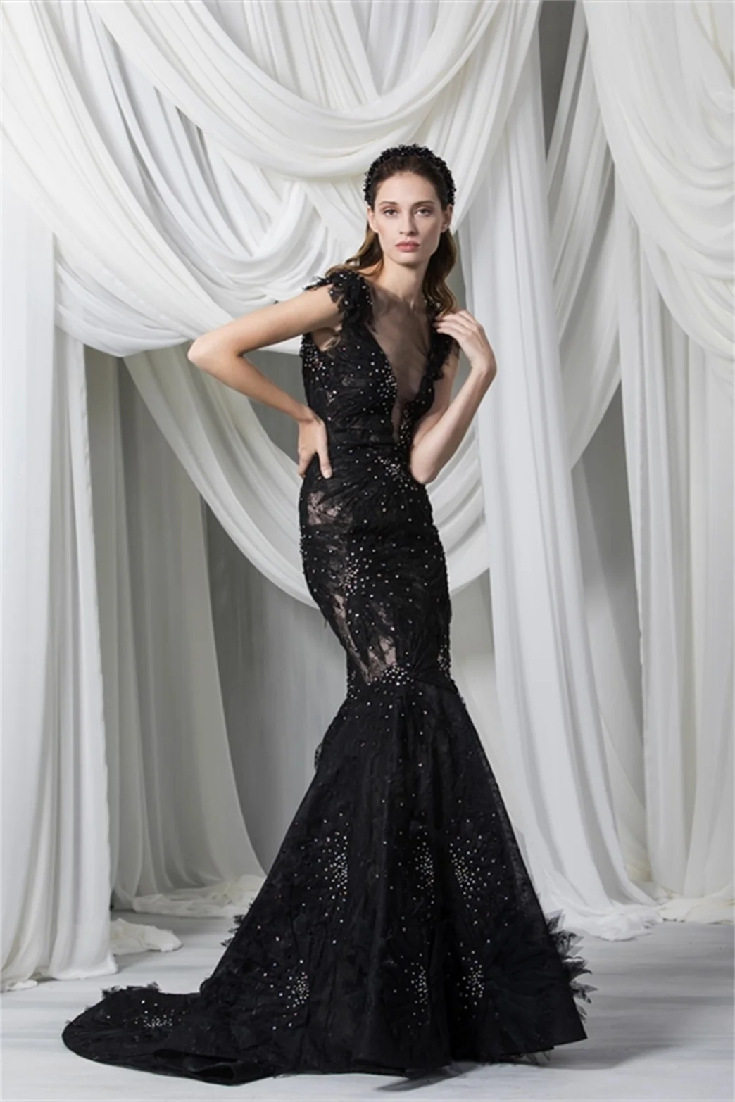 New Arrival Black Evening Dresses V Neck Lace Applique Prom Gowns Custom Made Backless Sweep Train Special Occasion Dress