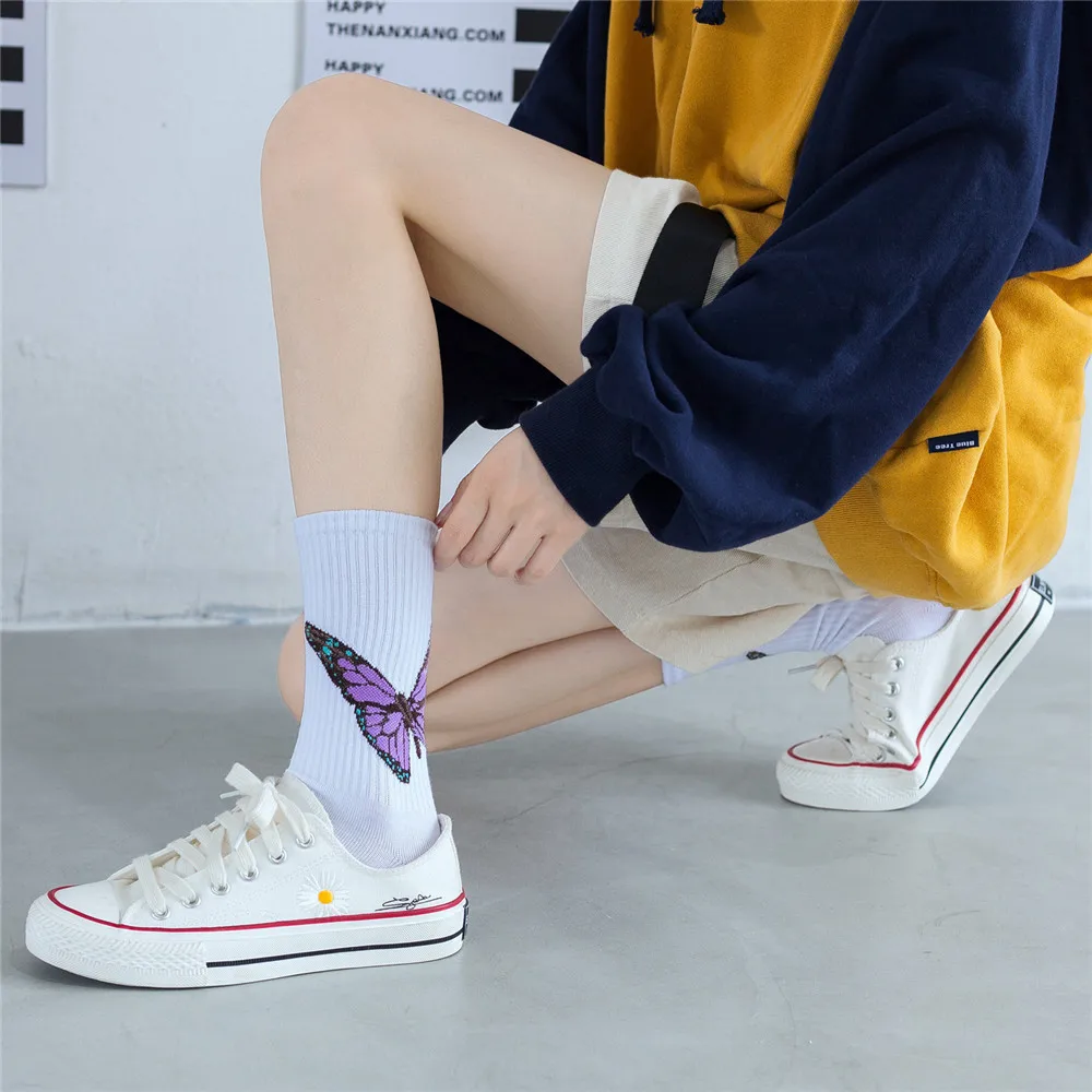 Powieść śmieszne motylkowe skarpety kreskówkowe mężczyźni kobiety cukierki kolor śliczne w podkolanówki nadruk Kawaii Art bawełna szczęśliwe różowe skarpetki Popsocket