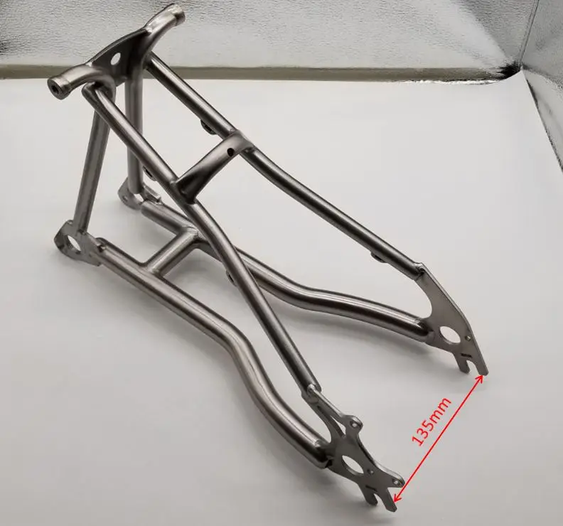 チタン製リアトライアングルはブロンプトンバイクに適合、幅135mm