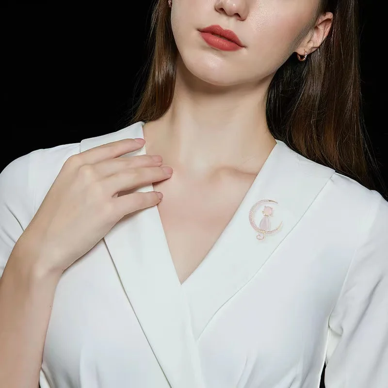 Women's Retro Luxury Cubic Zirconia Wreath Brooch Pins Shiny Crystal Brooches for Women Jewelry Accessories Christmas Gifts