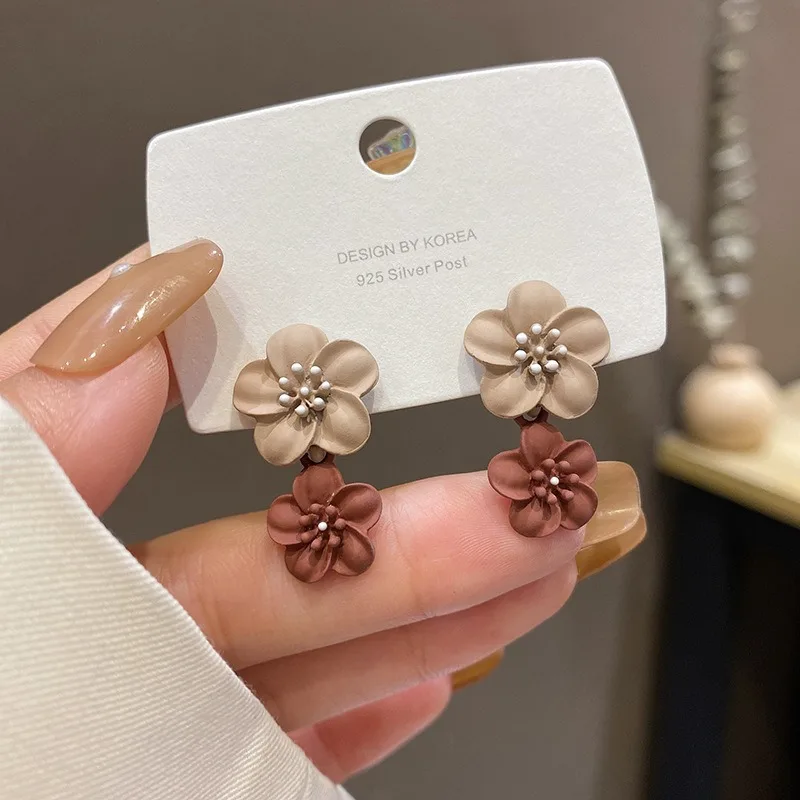 אלגנטי ניגודיות צבע פרח ארוך זרוק עגילים לנשים חמוד קפה חום פרחוני הצהרת עגיל תכשיטי חורף