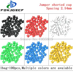 100 szt. Kolorowe standardowe skoczki zworkowe i nagłówki i obudowy przewodów 2.54MM czarny żółty biały zielony czerwony niebieski