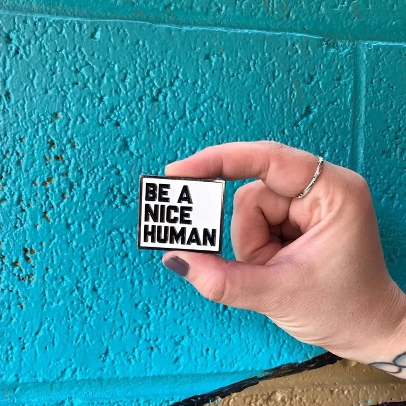 Be A Nice – broche en émail humain, inspirante, boîte de texte, citation, Slogan, rectangulaire, minimaliste, bijoux, Badge, broches, cadeau