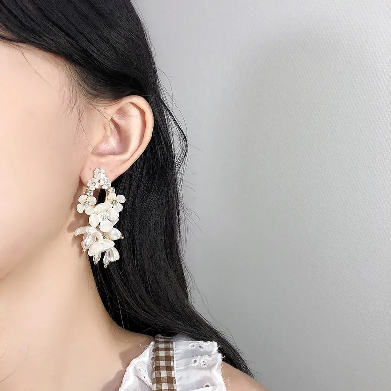 MWsonya Fashion Palace Style Korean Pearl Flowers Dangle Earrings for Women Rhinestone Wedding Earrings Exquisite Party Earrings