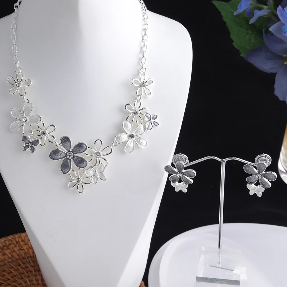 New in Necklace Streetwear Flower Daisy Accessories Jewelry Luxury Chains Pendant Blue Enamel Christmas Gift Necklaces for Women