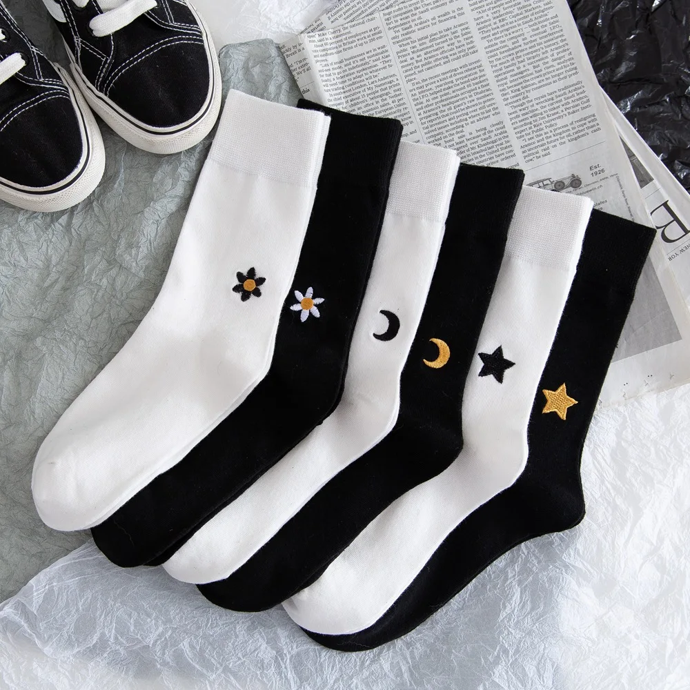 New Cotton Embroidery Moon Star Unisex Socks Personality Harajuku Black White Couples Skateboard Knitted Casual Fashion Socks