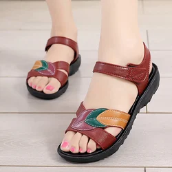 Weibliche Sommerschuhe Frauen Sandalen billige Wanderschuhe Frauen Rutschen Blätter PVC Mutter Sandalen klassische Schuhe Frau Flip Flops