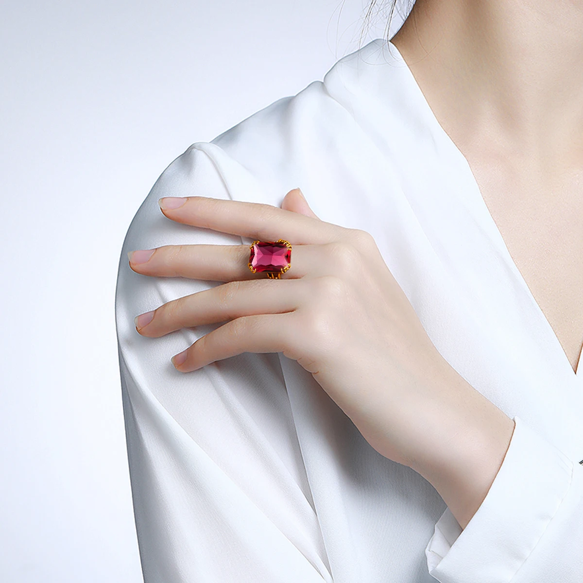 18K Goldfarbener Ring mit rotem Rubin für Damen, Retro 925 Sterling Silber Hochzeits- und Verlobungsschmuck mit Hohlmuster – Detail 7