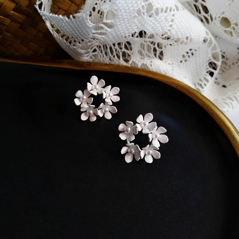 Korean Small Flower Circle Clip Earrings for Women No Pierced Ears Sweet White Flower Pearl Clip on Earrings Without Piercing