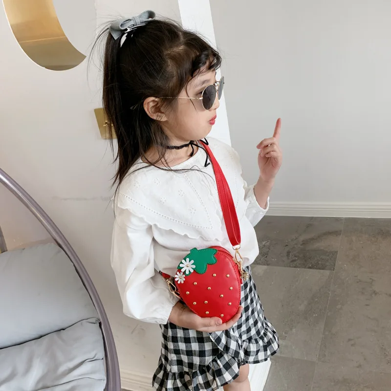 Bolsos cruzados de fresa para niños, Mini bolso de hombro de cuero PU para niñas, monedero con remaches, accesorios bonitos para bebés, moda