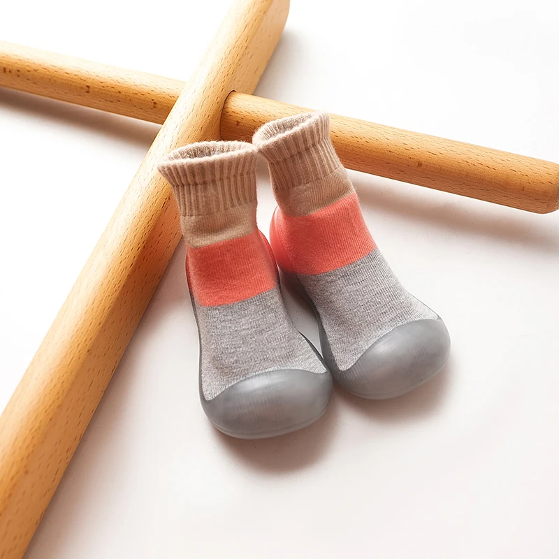 Zapatos cálidos de otoño e invierno para niños, calcetines de calcetín grueso, botines a juego de colores para bebés y niñas, zapatos de suelas suaves para niños pequeños