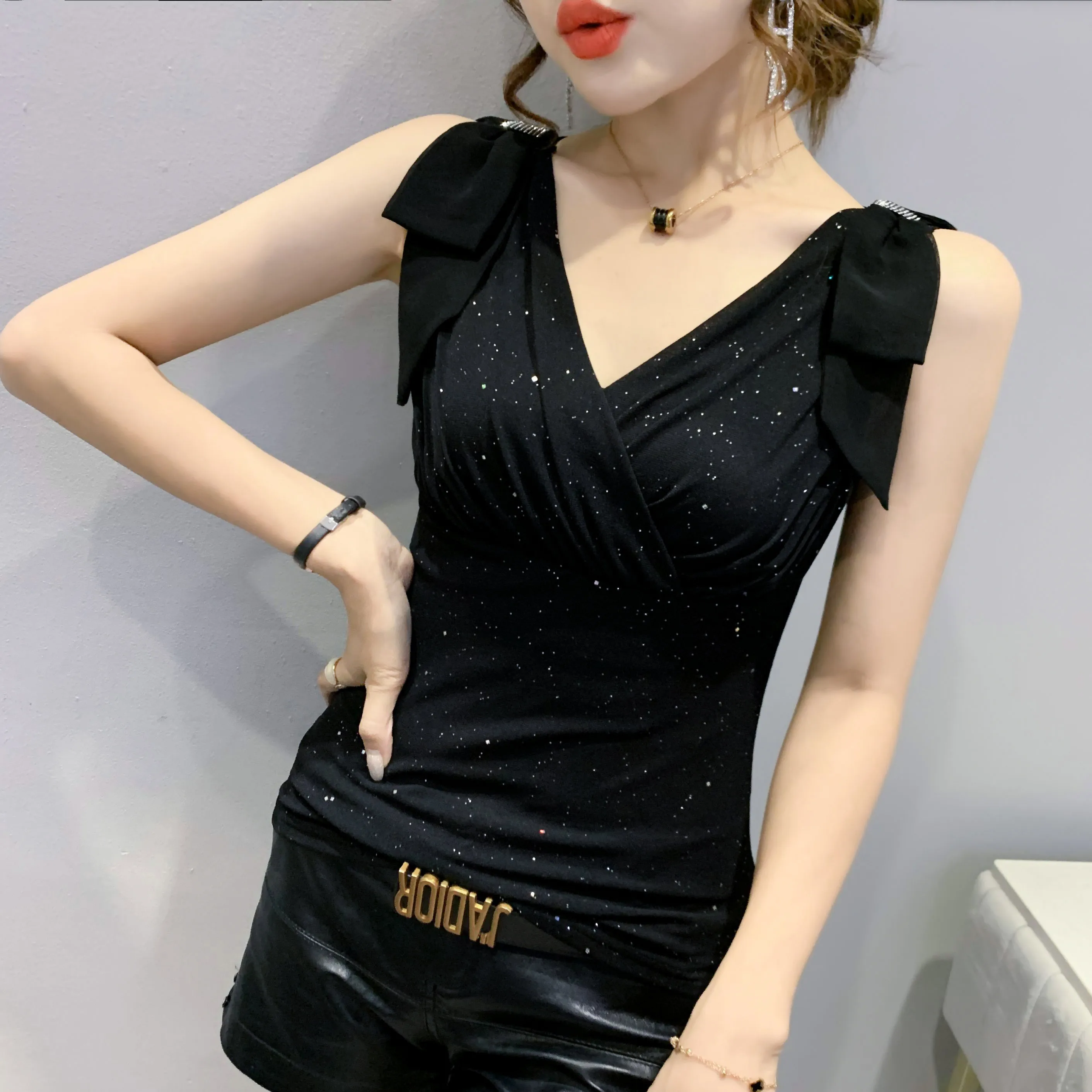 Summer European Style Vest Chic Sexy V-Neck Drape Shiny Bowknot Diamonds Women Tops Sleeveless Casual All Match New 2022 T15518A