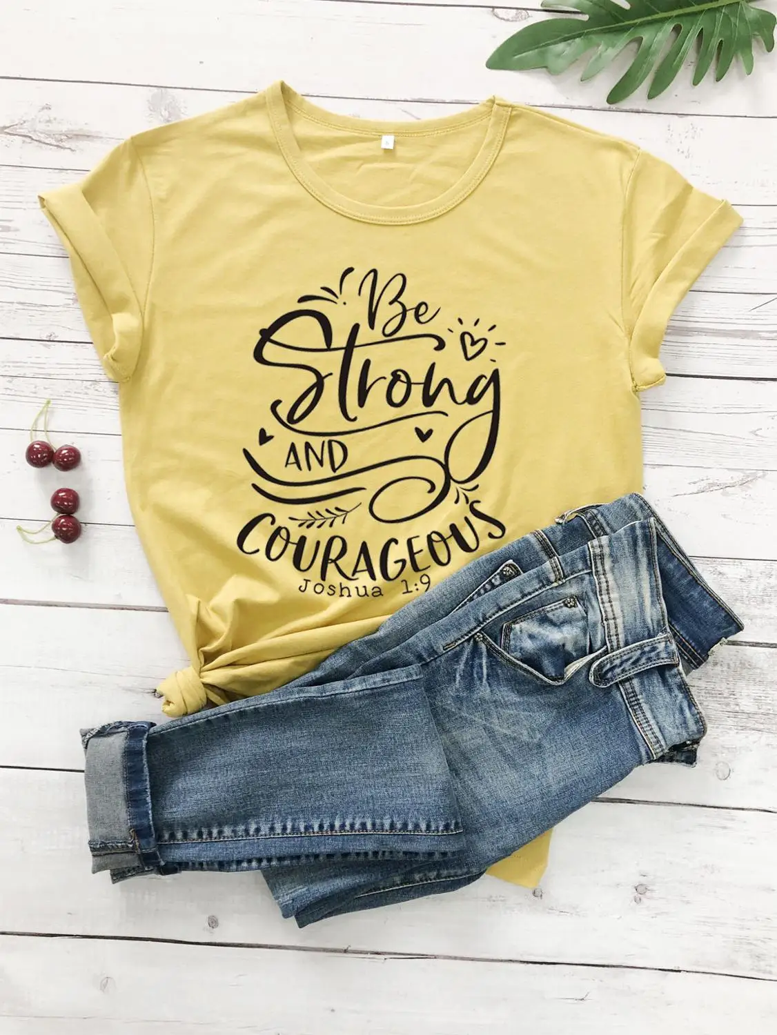 

Be Strong and Courageous Christian T-Shirt Religious Clothing Bible Verse Vintage Tee Stylish Slogan Graphic Tops Jesus Outfits