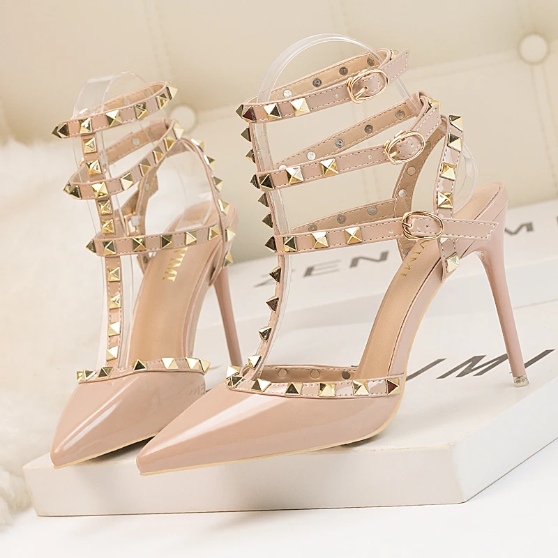 Roman Fashion Rivet Sandals 10CM PUMPS Woman Shoes Sexy Nightclub Stiletto Heels Patent-leather Metallic Rivet Hollow Women Pump