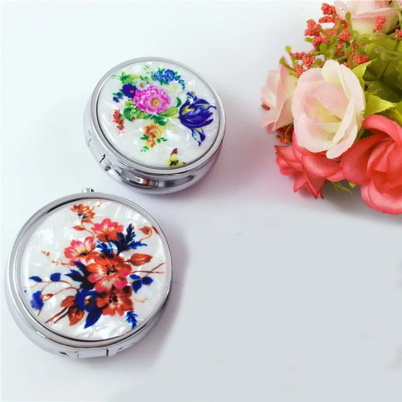 Metal Round Classical flowers Pill Boxes Holder 3 Grids Medicine Case Small Portable Case Container Splitters MR194