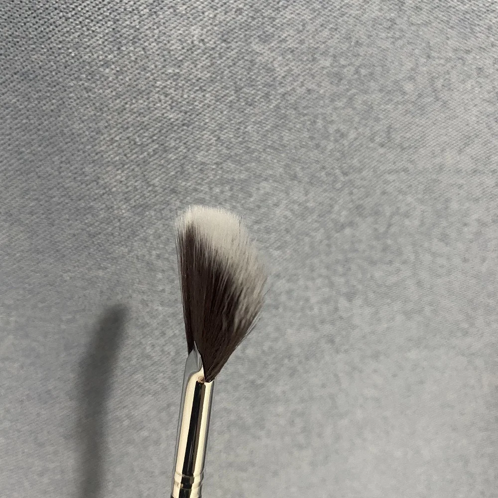 1Pcs Makeup Brushes Fan Brush Women Make Up Black Makeup Brushes Foundation concealing Synthetic Hair Tapered Highlighter Brush