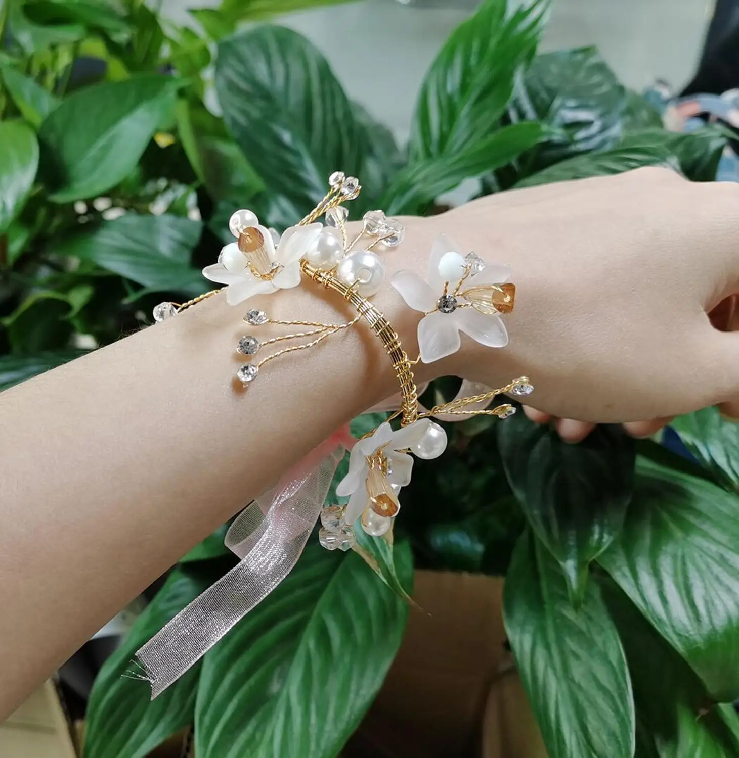 Bella Corsage Polso Braccialetto di Perle di Cristallo Sorelle Damigella D'onore A Mano Fiori di Cerimonia Nuziale di Aggancio Del Partito di Accessori di Moda