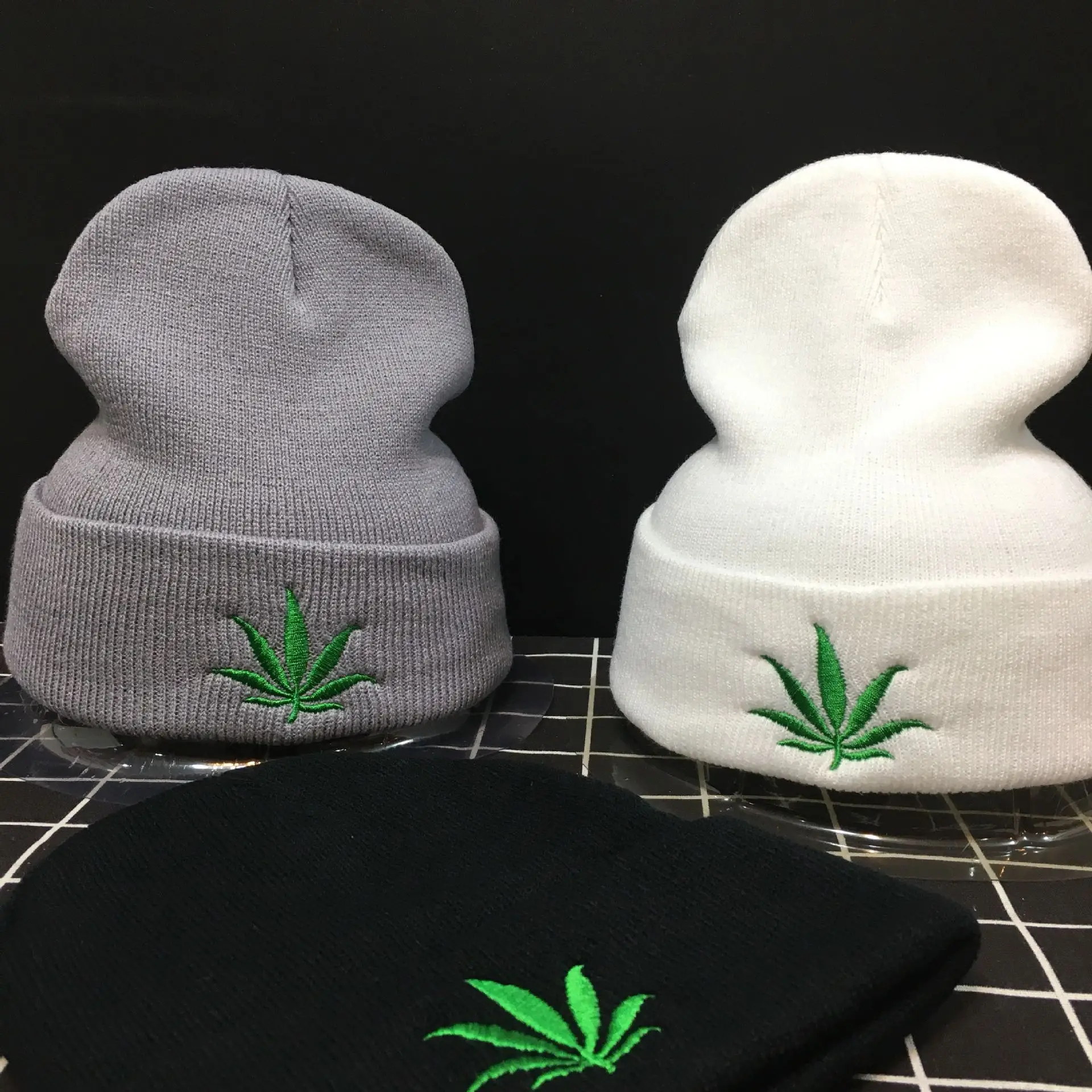 New Men Women Winter Weed Leaf Beanie Hats Warm Hip Hop Punk Knitting Winter Hat For Women Autumn Woolen Cap Skullies Black Hat