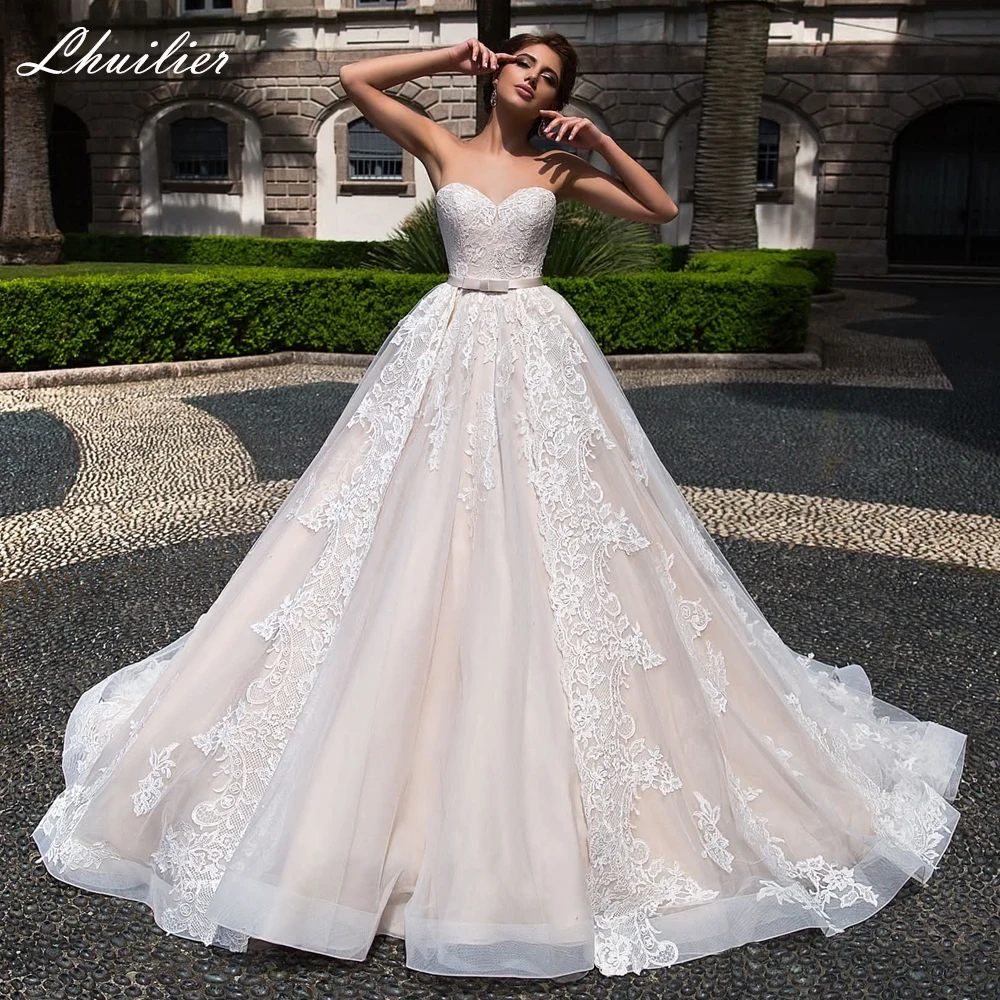 Suknie ślubne Lhuilier na zamówienie, fason A, bez ramiączek, z koronkowymi aplikacjami, długość do podłogi, bez rękawów, z odpinanym trenem.