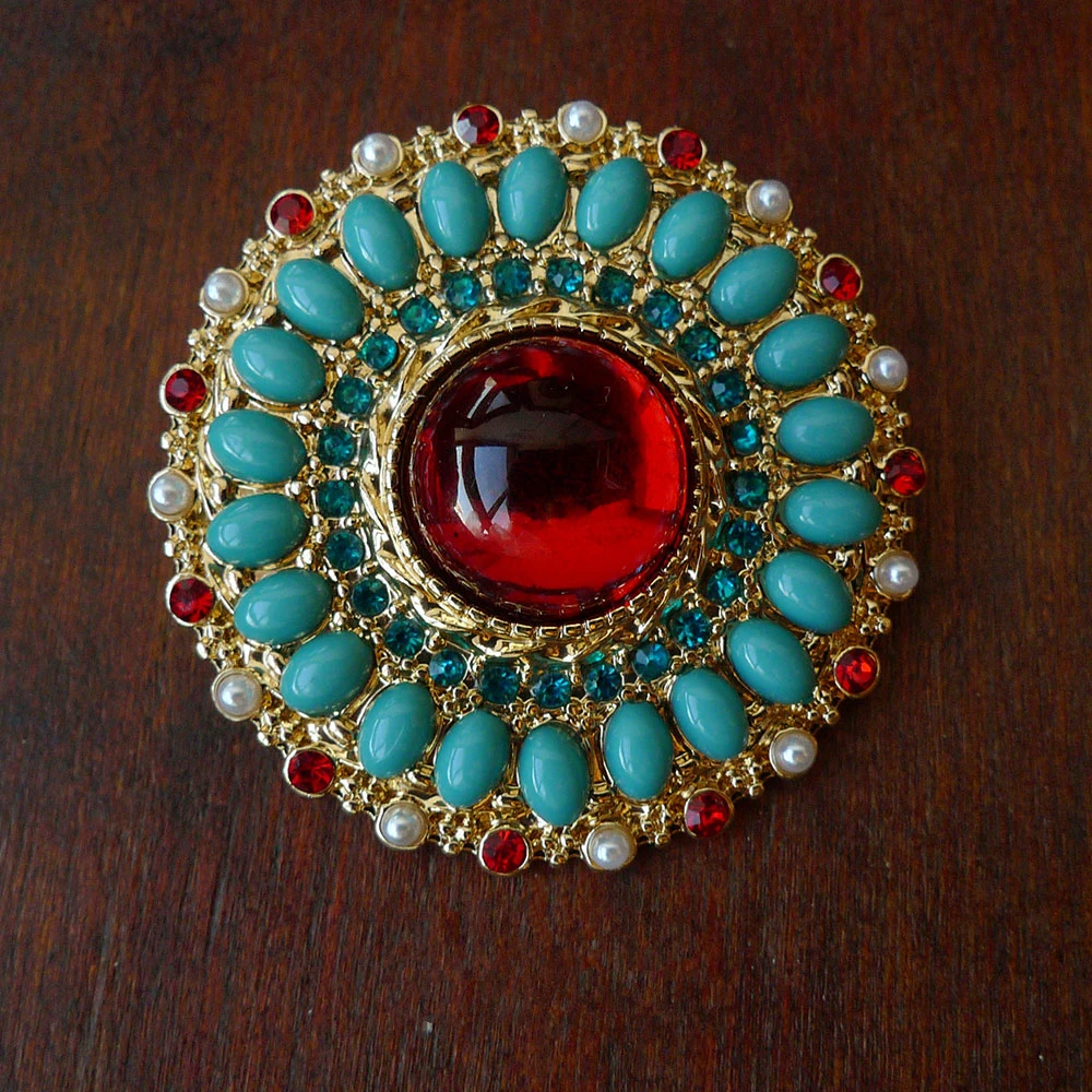 HUANZHI 2020 New Rhinestone Imitation Pearls Enamel Metal Brooch Vintage Hollow Out Flower Cloth Accessories for Women Jewelry