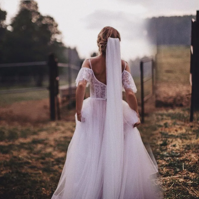 Baru Gaun Pengantin Sampel Tali Spaghetti 2023 Gaun Pengantin Boho Mengkilap Putih dengan Renda Appliqued Gaun Pengantin Ukuran Plus