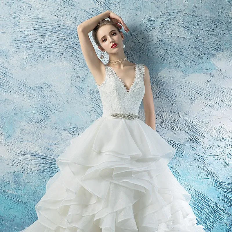 Vestido de novia de encaje con volantes, cola de corte de organza escalonada, elegante, con cuello en V y fajas de cristales, novedad de 2020