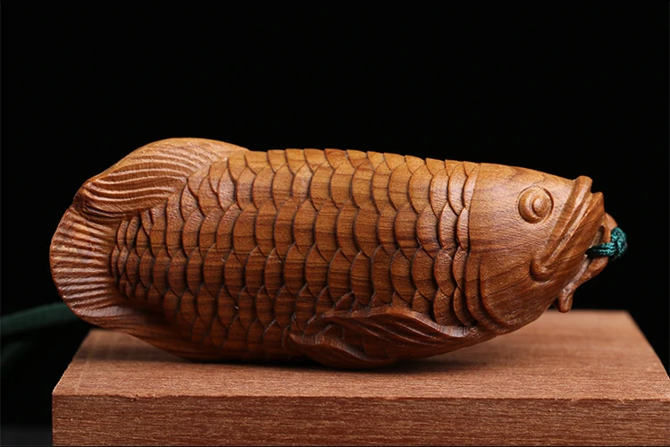 XS484- 8X3X2.5 CM Wealthy Fish Sandalwood Sculpture Lucky Gold Arowana Feng Shui Wood Carving Statue Collection Ornaments