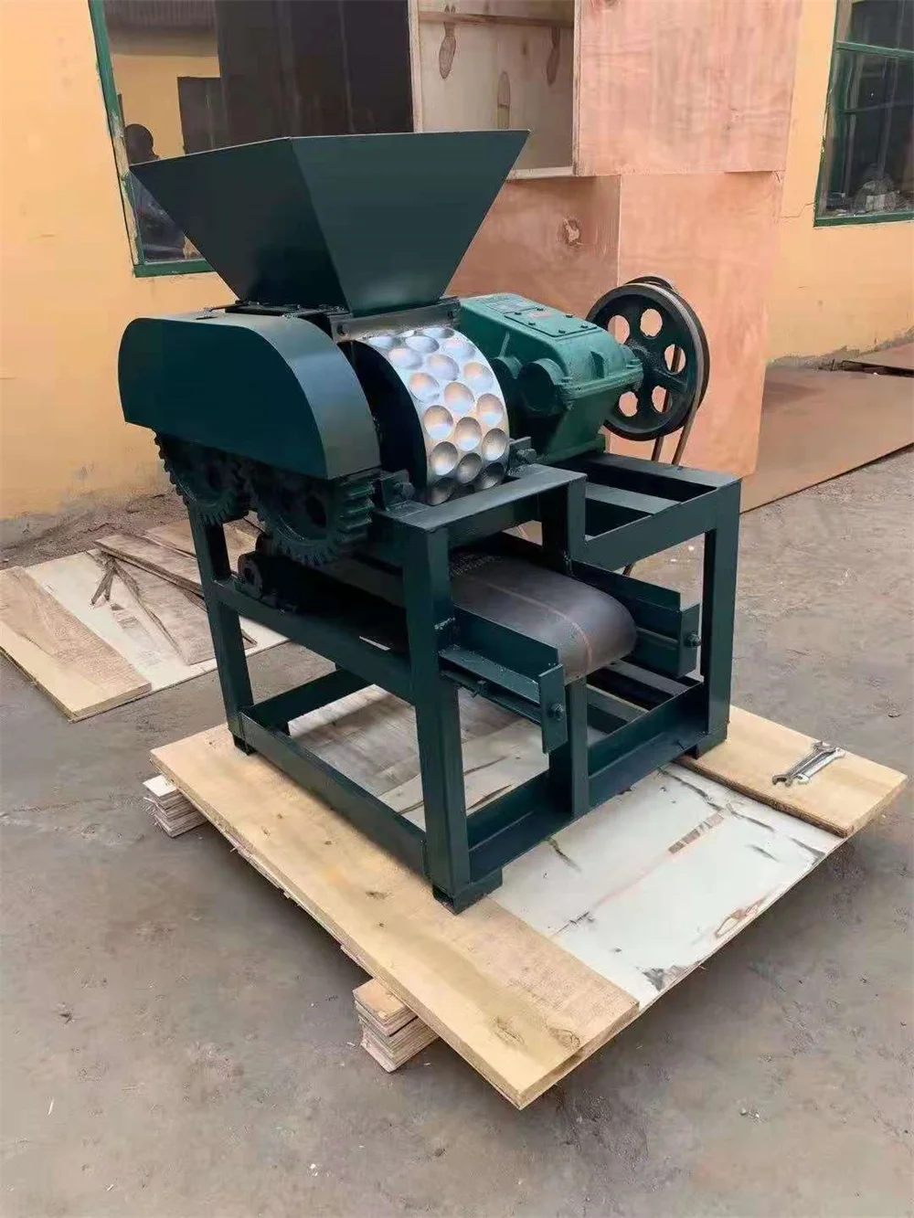 Cost-effective Charcoal Briquette Making Machine Coal Ball Forming Machine