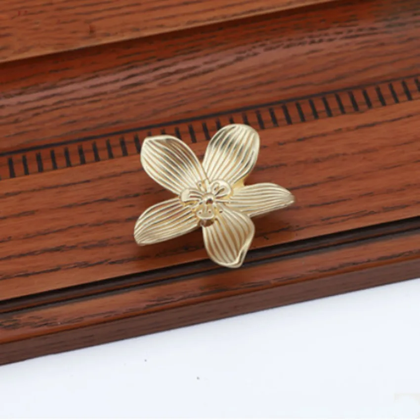 

Modern fashion creative petal home decoration handle stain brass drawer shoe cabinet Bathroom cabinet cupboard knob pull handle