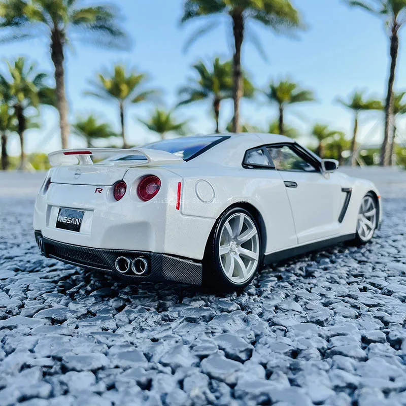 Bburago 1/18 2009 Nissan GT-R GTR R35 Alloy Retro Car Model Classic Car Model Car Decoration Collection gift God of War