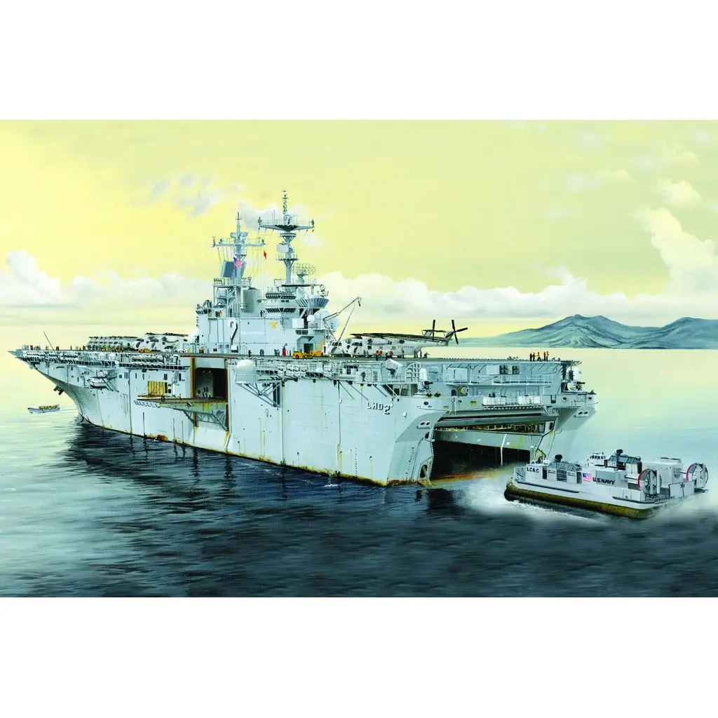 HobbyBoss 83403 1/700 USS Essex LHD-2  - Scale Model Kit