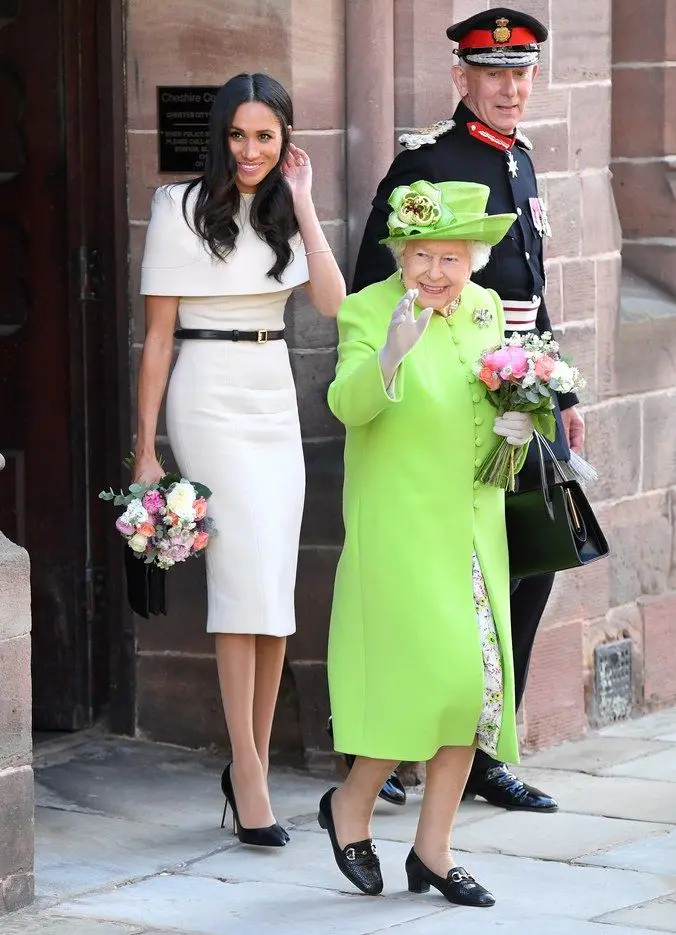 Moeder Van De Bruid Jurken Thee Lengte Schede White Wedding Partij Jassen Vestido De Madrinha Duches Meghan Markles Met Capelet