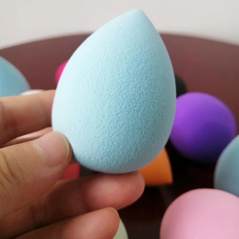 Gąbka kosmetyczna hydrofilowa w kształcie łezki, 6 cm x 4 cm, bez lateksu, do pudru i płynnego podkładu, powiększająca się po nawilżeniu.