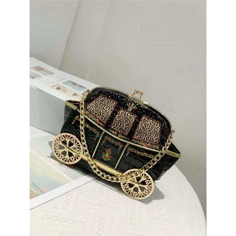 25x21CM 2020 Summer New Fashion Women Creative Styling Embroidered Carriage Bag Chain Shoulder Bags Women Messenger a6926