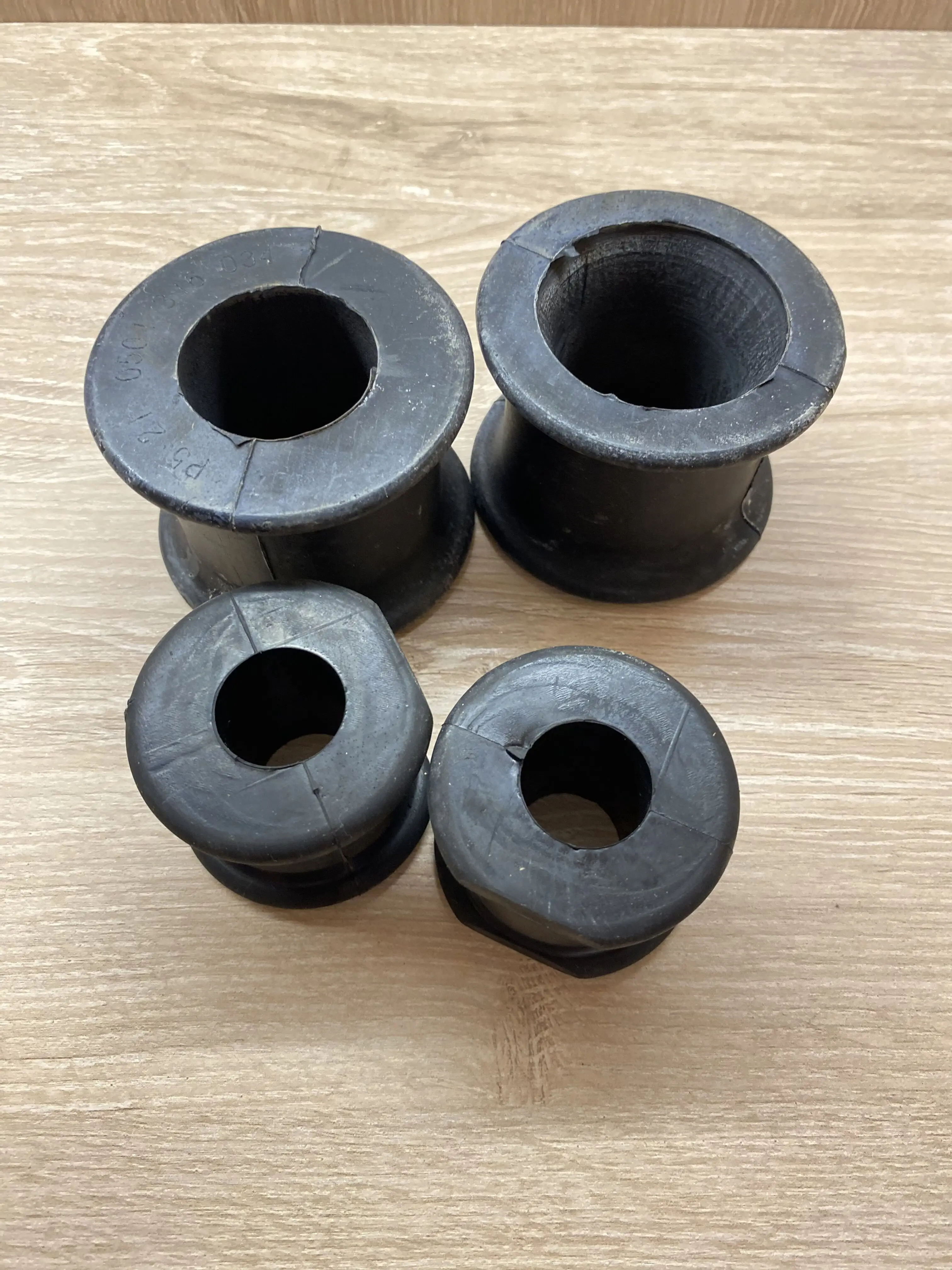 

OE quality OE quality 1 Set Front Sway Bar Bushing Kit for W163 ML320 ML430 ML270CDI 1633200044 1633230285 1633200144 4