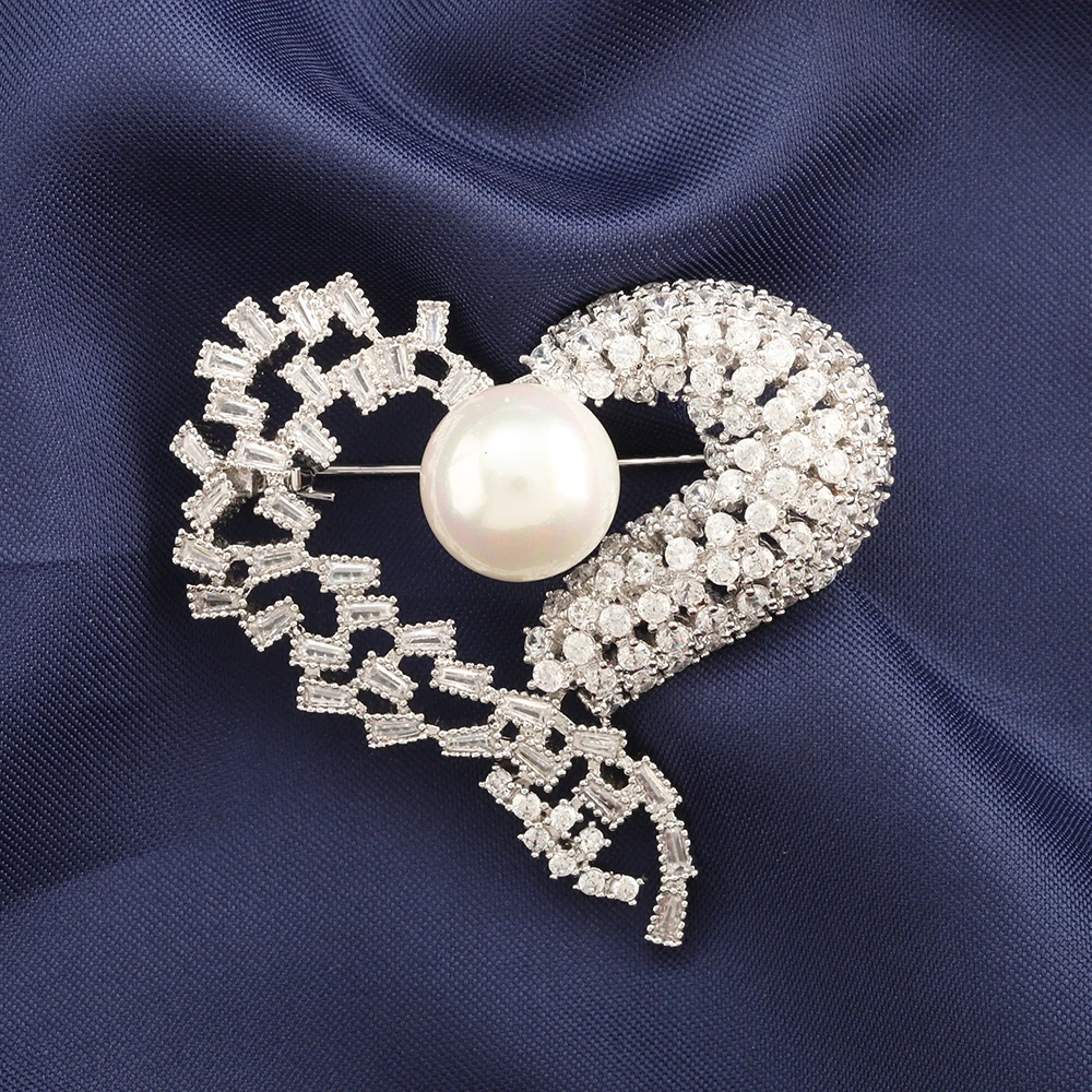 

Love Luxury Exquisite Pearl Brooch Winter Dress White High Quality Jewelry for Women Girl Brooch Accessories Brooch Designer