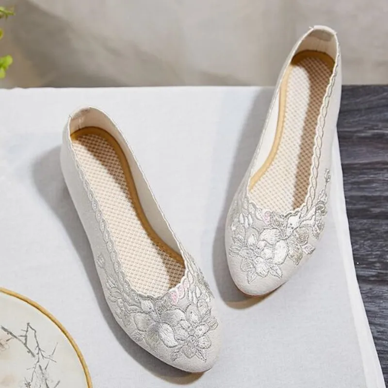 Flower Embroider Women Cotton Fabric Shoes Summer Runway Shoe Ladies Ethnic Low-heel Pumps Sequins Slip-on Pointed Toe Loafers