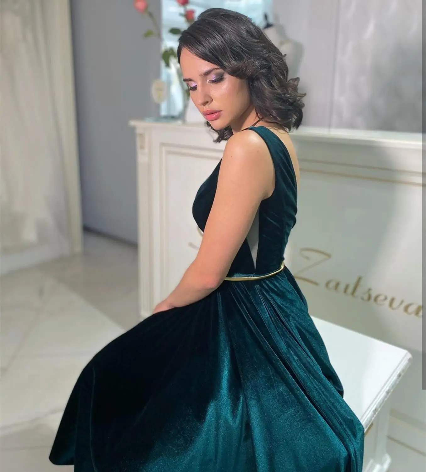 

Short Green Evening Dress 2021 V-Neck Sleeveless Backless Crystal Beaded velvet Gorgeous A-Line Women Formal Party Gowns Cheap