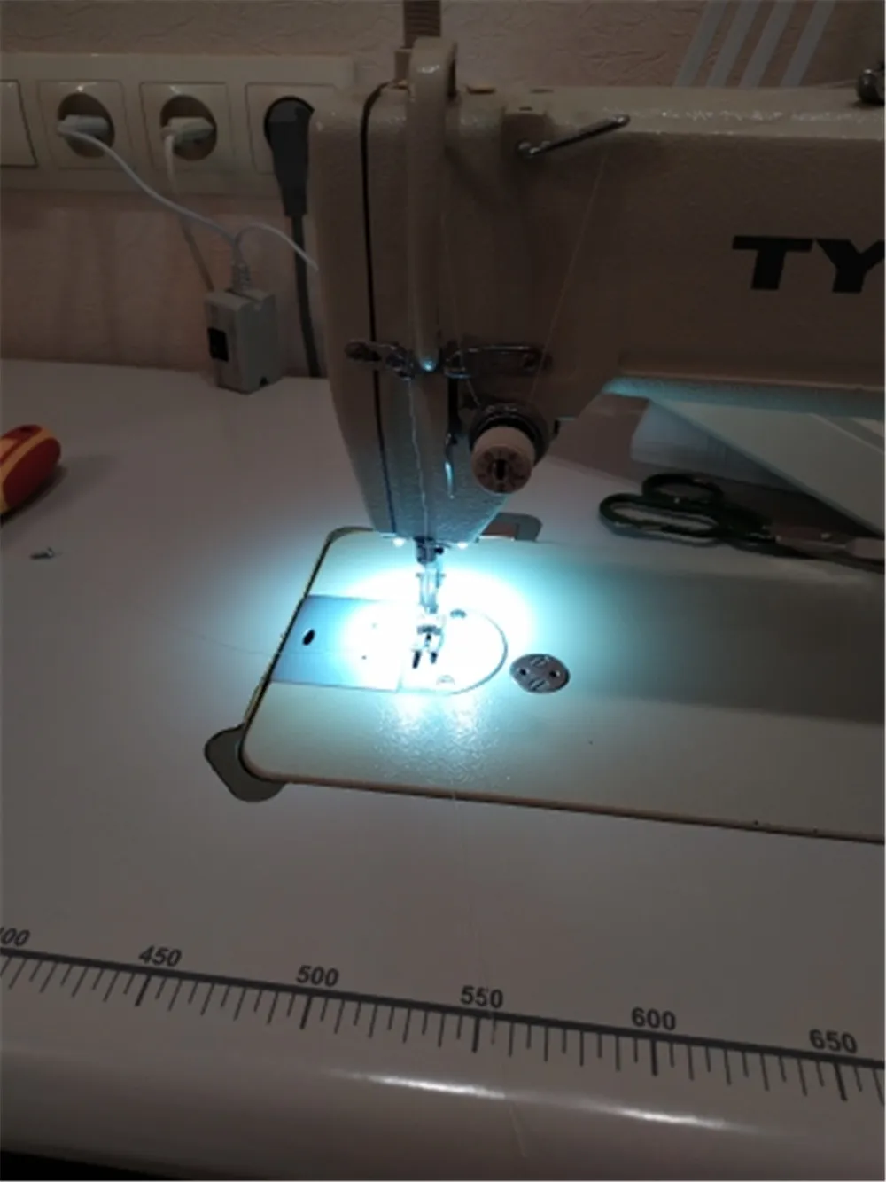 Luz LED en forma de U para máquina de coser, Base de montaje magnético, lámpara de cuello de cisne de trabajo, enchufe europeo/estadounidense para