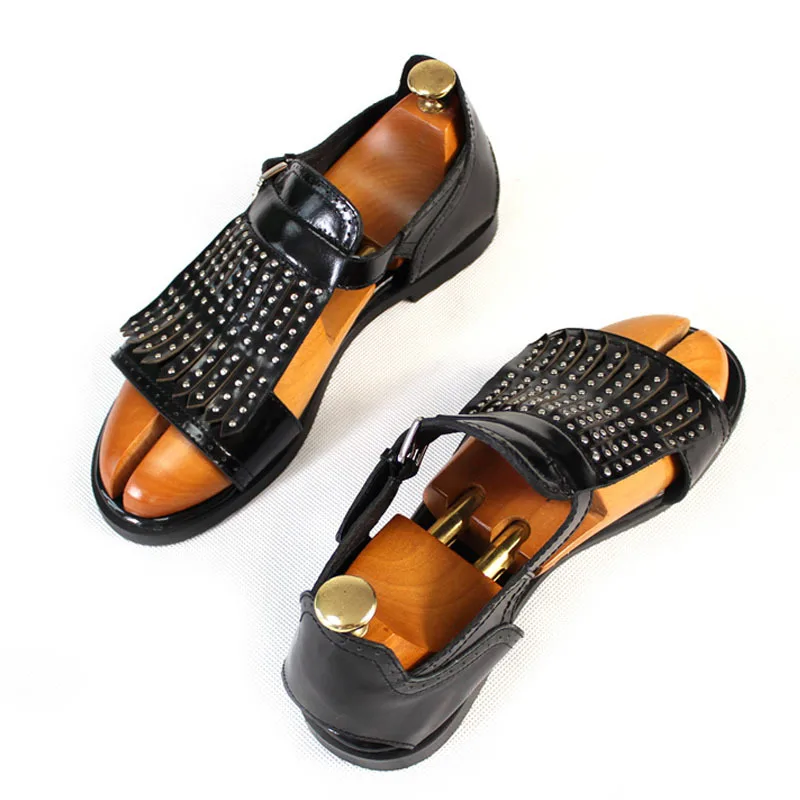 

Hollow Out Fringe Brand Rivet Sandals Men Genuine Leather Buckle Strap Outdoor Gladiator Sandal Summer Mens Footwear Flip Flops