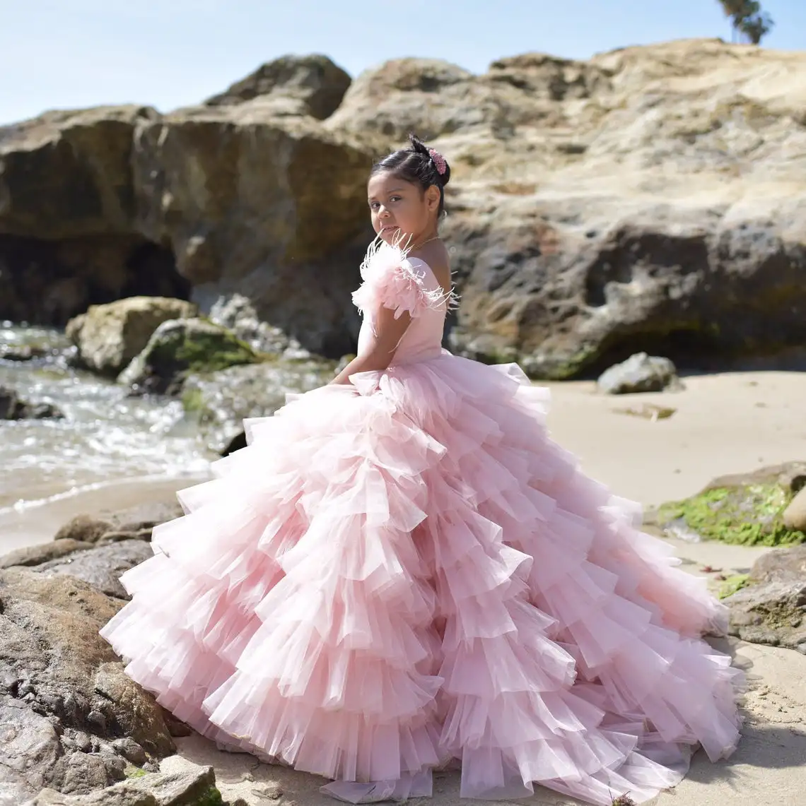 Vestido de baile rosa para niña, vestidos de flores para boda, con cuentas de plumas, volantes escalonados, vestido de desfile para niña pequeña, ropa Formal para niños