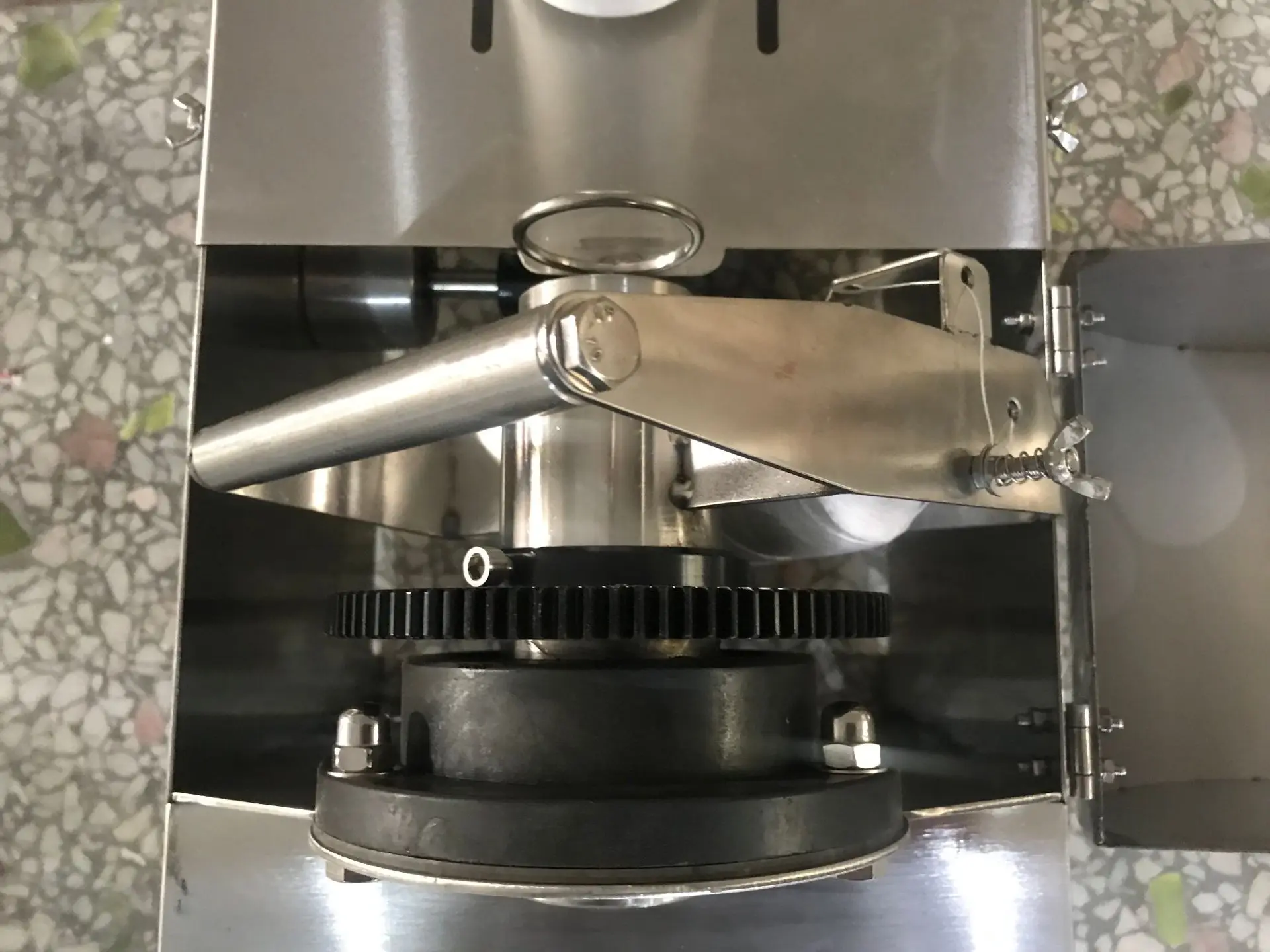 ماكينة لف السجق يدويًا محمولة مصنوعة من مادة الفولاذ المقاوم للصدأ بنسبة 304 ، ماكينة ربط وربط السجق