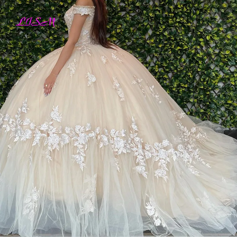 ปิดไหล่ Sweetheart Tulle Quinceanera เดรสลูกไม้ Appliques Sequined เจ้าหญิงประกวดชุดบอลหวาน15พรหมชุด