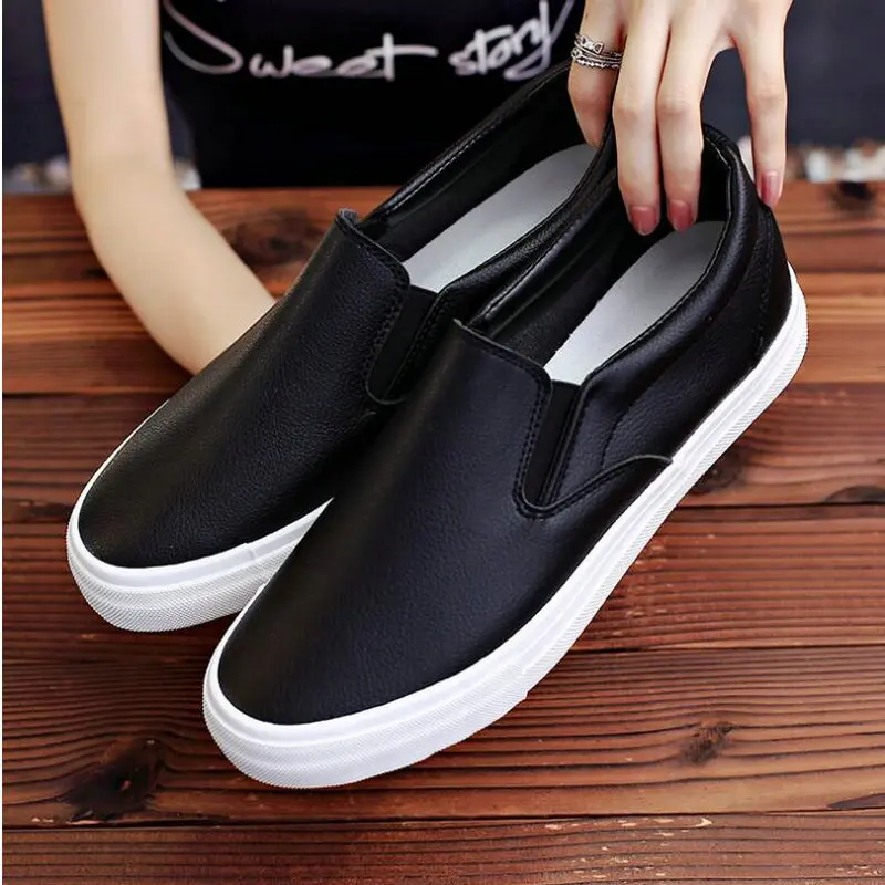 High quality Men fashion breathable Sneakers men leather Flat shoes casual slip on Loafers Driving Shoes Black white flats 2020